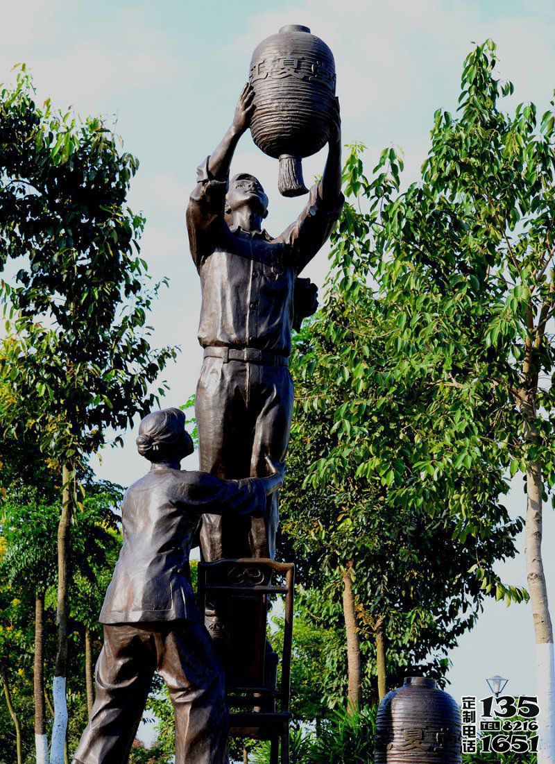 公園景區(qū)玻璃鋼仿銅掛燈籠的小品人物雕塑 公園景區(qū)玻璃鋼仿銅掛燈籠的小品人物雕塑