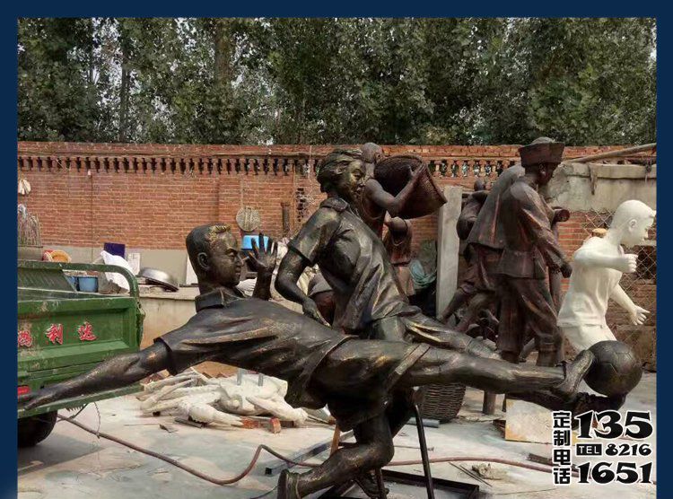 校園玩踢足球人物玻璃鋼仿銅雕塑 校園玩踢足球人物玻璃鋼仿銅雕塑