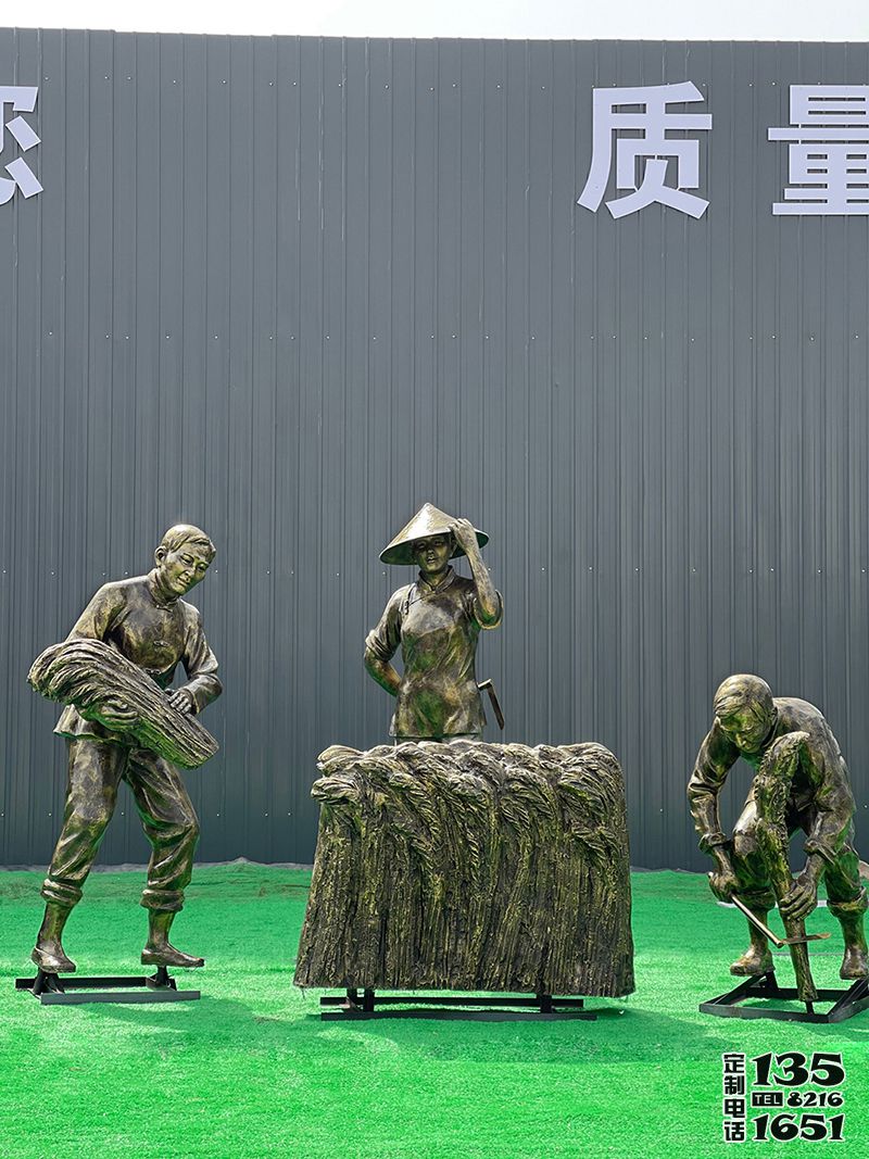 景區擺放玻璃鋼仿銅農耕割麥子勞動人物雕塑 景區擺放玻璃鋼仿銅農耕割麥子勞動人物雕塑