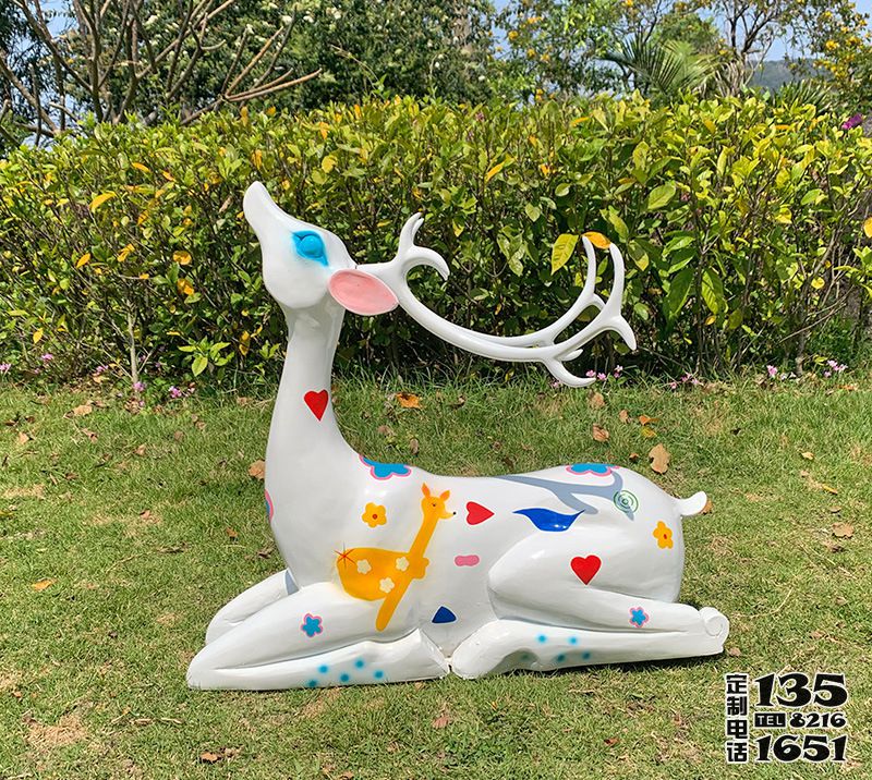 草坪上臥著的玻璃鋼彩色公鹿梅花鹿雕塑 草坪上臥著的玻璃鋼彩色公鹿梅花鹿雕塑