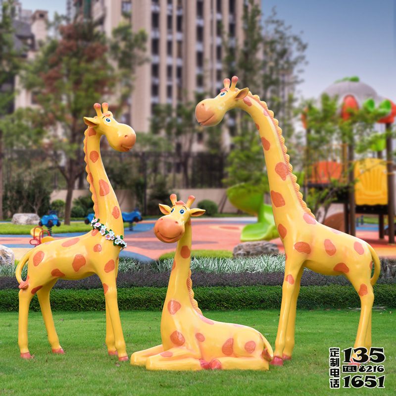 游樂場(chǎng)玻璃鋼三只卡通長(zhǎng)頸鹿雕塑