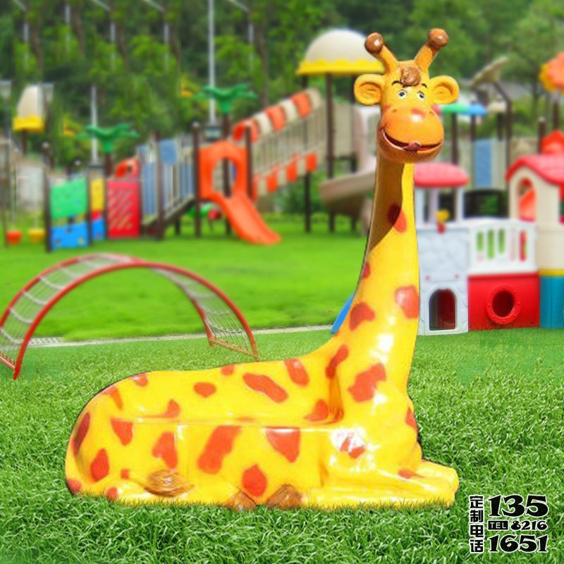 小區(qū)游樂場(chǎng)擺放玻璃鋼長(zhǎng)頸鹿卡通座椅雕塑
