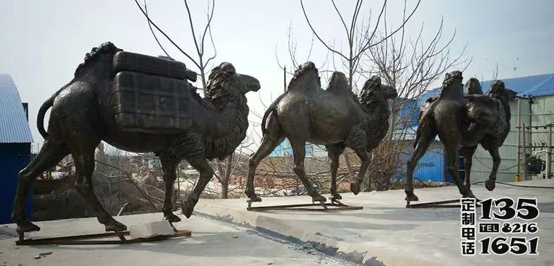 戶外街道三只玻璃鋼仿銅駱駝雕塑 戶外街道三只玻璃鋼仿銅駱駝雕塑
