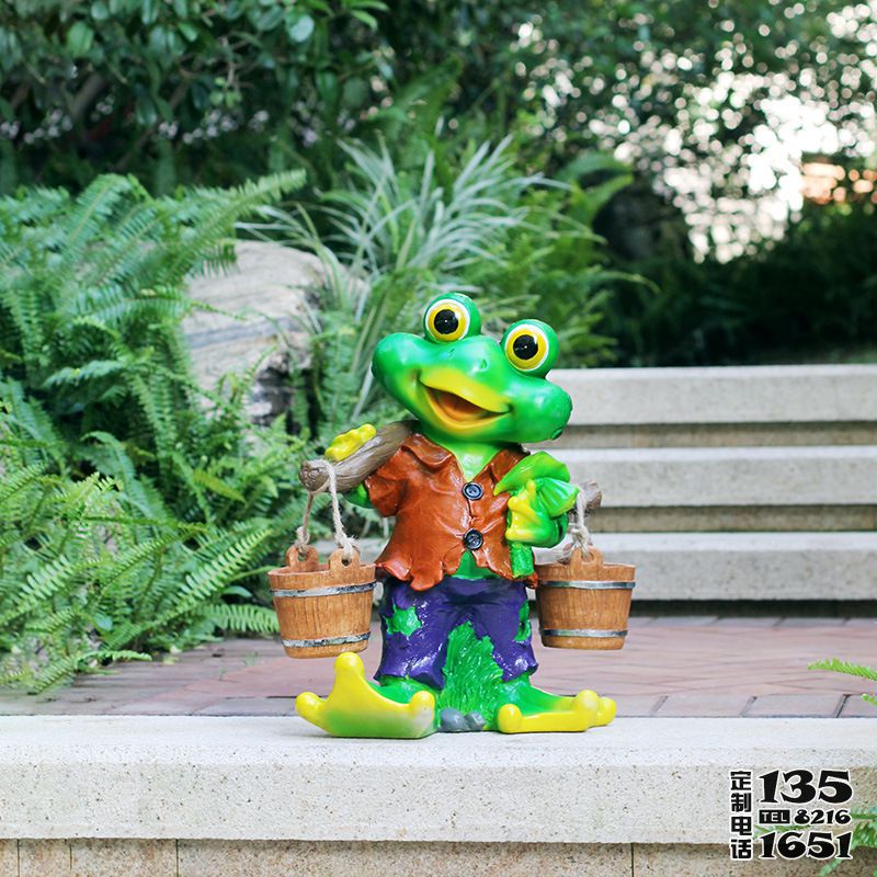 游樂(lè)場(chǎng)玻璃鋼卡通一只挑水的青蛙雕塑 游樂(lè)場(chǎng)玻璃鋼卡通一只挑水的青蛙雕塑