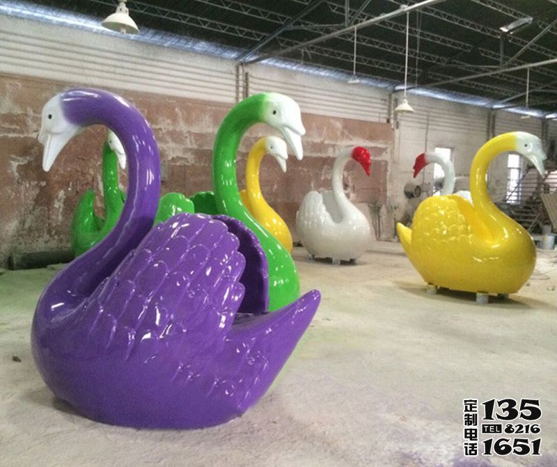 游樂(lè)場(chǎng)大型玻璃鋼卡通彩繪天鵝雕塑 游樂(lè)場(chǎng)大型玻璃鋼卡通彩繪天鵝雕塑