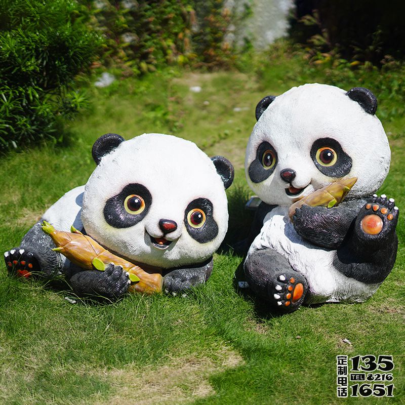 園林公園 戶外吃竹子的卡通熊貓雕塑 園林公園 戶外吃竹子的卡通熊貓雕塑